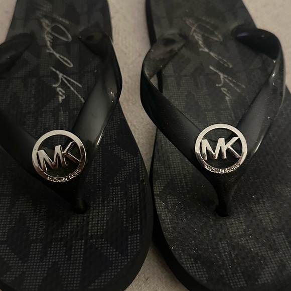 MK Logo Flip Flops - Picture 4 of 4